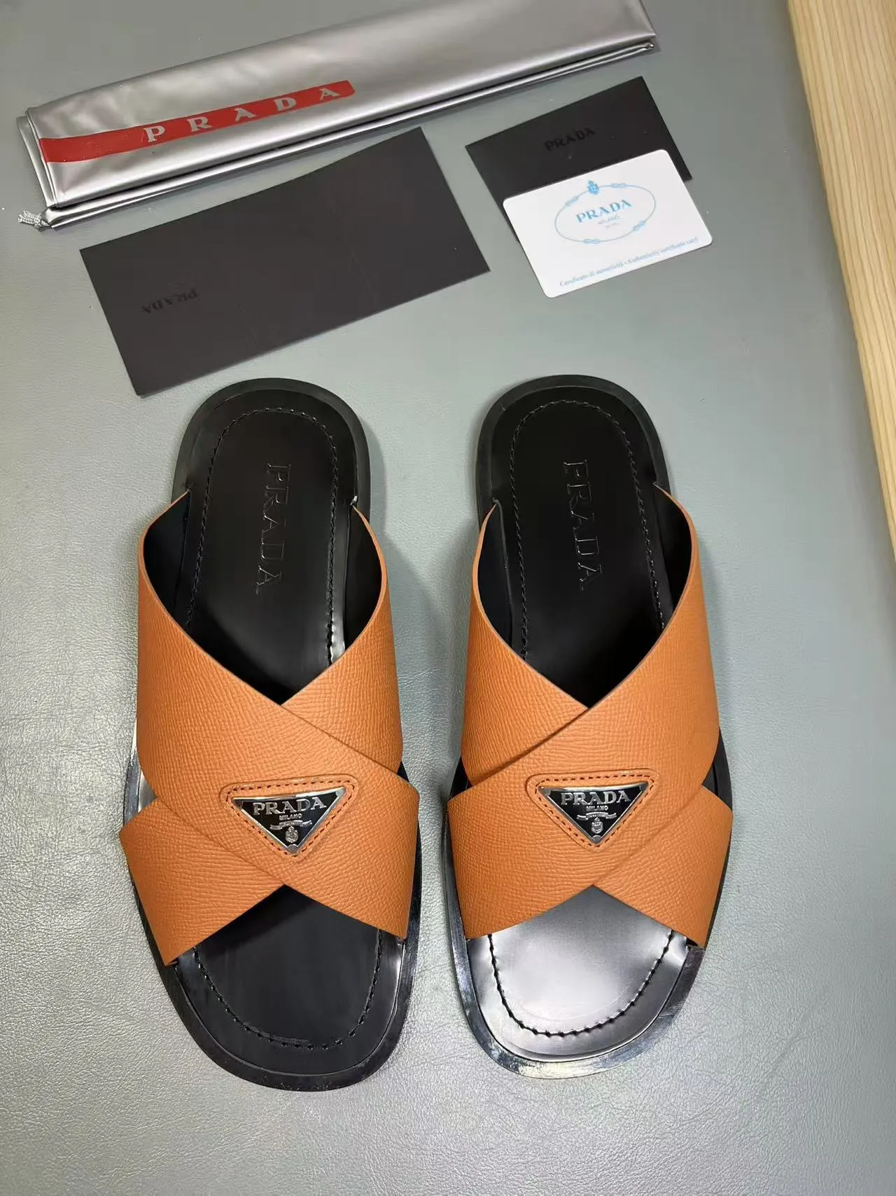 340💰PRADA Prada’s latest slippers are synchronized with the official website. This slipper is made of the brand’s unique and iconic Saffiano leather. The brand logo jumps out from the double straps, and the brand style is clearly visible. Cowhide gives men elegant charm and functional design, making it an ideal choice for vacation and leisure. Size:38-45